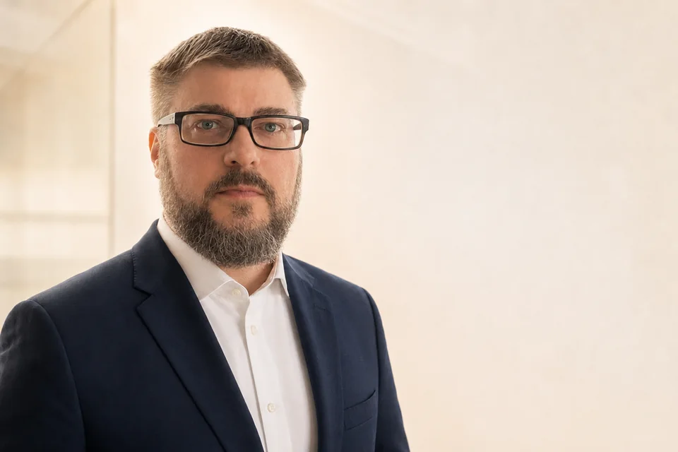 Piotr Adamski, założyciel Brillnet; zdjęcie częściowo zmodyfikowane przez AI.